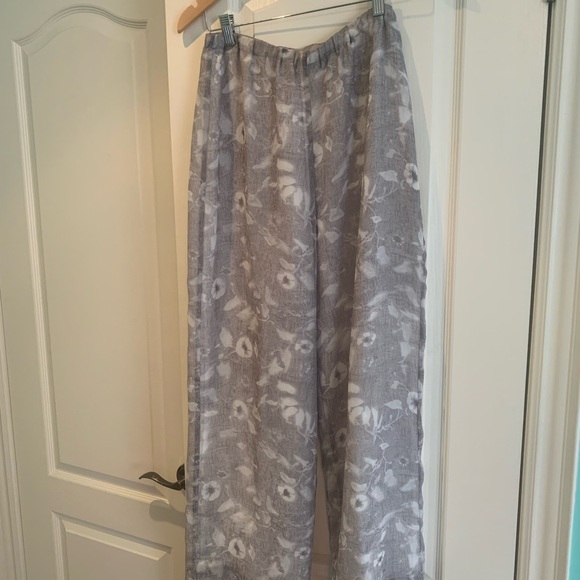 Women’s Pants - Picture 2 of 7